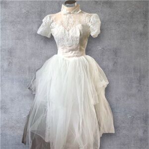 Vintage Lace Tulle Wedding Dress with Arm Gloves and Hair Veil